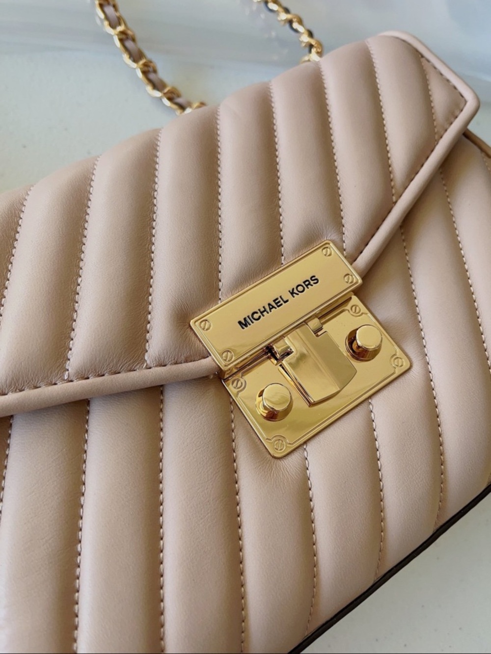 Michael Kors Beige Quilted Shoulder Bag with Gold Hardware - Picture 5 of 9